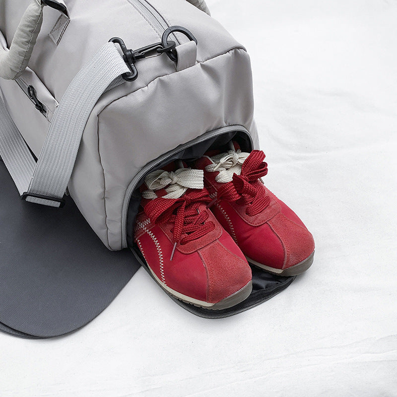 Unisex Travel Bag with Expandable Compartment and Practical Design